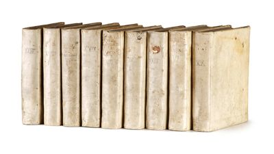 plusieurs vieux livres sont alignés sur une surface blanche