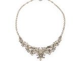 un collier en diamants et en argent, par personne