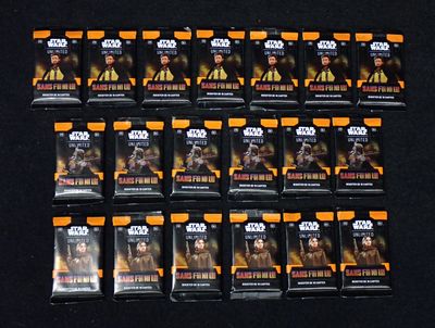 Les cartes à collectionner Star Wars sont exposées sur un support noir