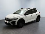 une voiture blanche garée dans une pièce au sol noir