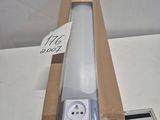 une lumière blanche posée sur une boîte