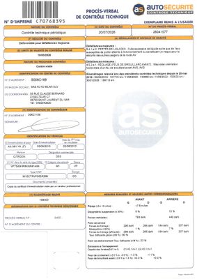 un gros plan d'un document sur lequel figure la photo d'une voiture