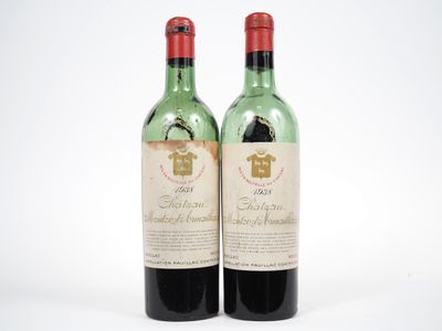 deux bouteilles de vin rouge posées l'une à côté de l'autre sur une surface blanche
