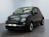 la petite voiture noire est garée dans une grande pièce