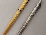 two pens sitting next to each other on a table