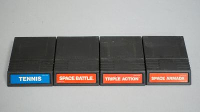 Quatre raquettes de tennis sont alignées sur une table