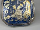 l'image d'une boîte bleue et dorée sur laquelle figure une femme