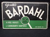 une enseigne portant l'inscription « Bardahl » sur fond noir