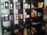 une pièce dont les étagères contiennent un grand nombre d'objets