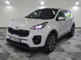 la voiture blanche est garée dans le garage sur le sol en damier