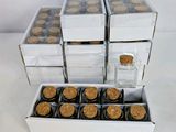 Plusieurs boîtes de biscuits sont empilées les unes sur les autres sur une table