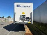 un camion garé sur le côté de la route