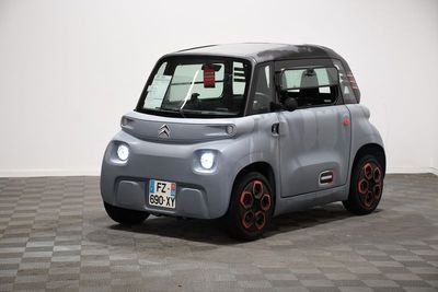 une image représentant une petite voiture électrique sur un sol à damier