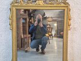 un homme se prenant en photo dans un miroir