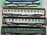 trois boîtes de petits trains posées sur une table blanche