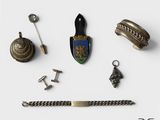 une photo d'une collection de bijoux posés sur une surface blanche