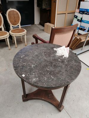 plusieurs chaises et une table dans une pièce, avec un réfrigérateur à l'arrière-plan