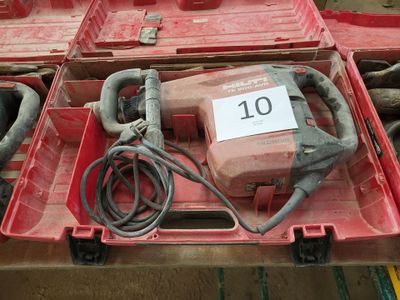 une boîte rouge contenant quelques outils