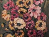 tableau représentant des fleurs dans un vase posé sur une table devant un mur