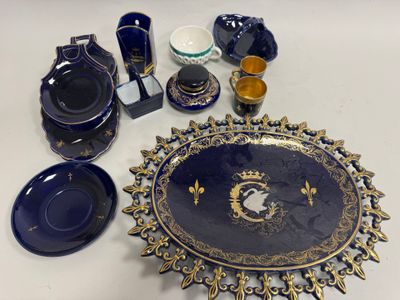 beaucoup d'assiettes et de tasses bleues et dorées sur la table