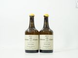 deux bouteilles de vin posées sur une table blanche