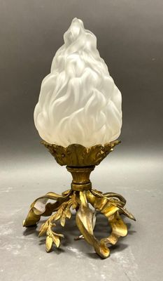 Petit plafonnier en bronze doré et verre opalescent formant …