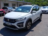 une voiture blanche garée dans un parking à côté d'autres voitures