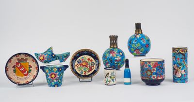 tout un tas d'œuvres d'art différentes posées sur la table