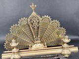 un ventilateur ancien en laiton, muni d'un socle en bois et d'un couteau