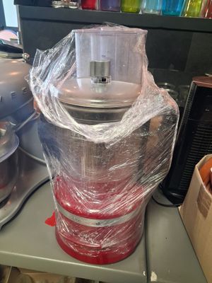 un mixeur posé sur un plan de travail recouvert d'un film plastique