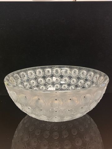 LALIQUE France. Coupe « Nemours » en verre moulé rehaussé d’émail...
