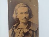 une vieille photo d'un homme avec une pipe à la bouche