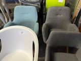 de nombreuses chaises et tabourets différents dans une pièce