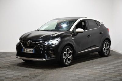 Le nouveau SUV Toyota C-HR est garé dans un showroom