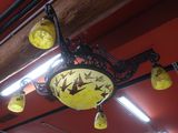 une lampe suspendue au plafond d'un restaurant