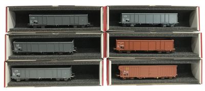 six wagons sont représentés dans un cadre sur un fond blanc