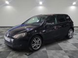 La Volkswagen Golf noire est garée dans une grande pièce.