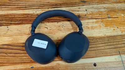 une photo représentant un casque audio posé sur une table en bois