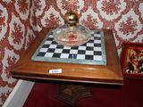 une petite table sur laquelle est posé un bol en verre