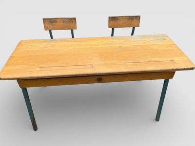 BUREAU d'écolier double en bois clair et métal vert, avec deux sièges 