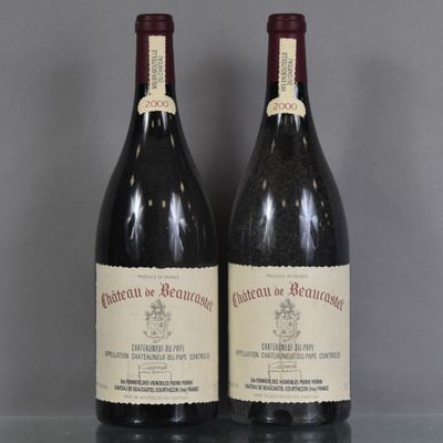 deux bouteilles de vin posées sur une table l'une à côté de l'autre