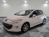 la photo d'une voiture blanche garée dans un garage