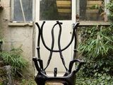 une chaise noire posée devant une porte