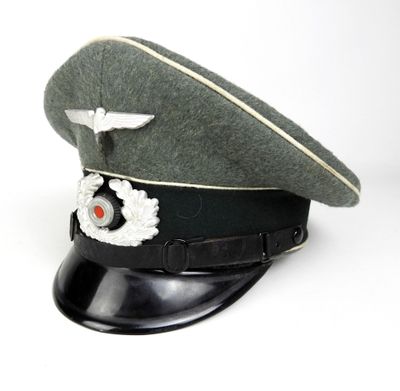 une casquette ornée d'un insigne sur fond blanc