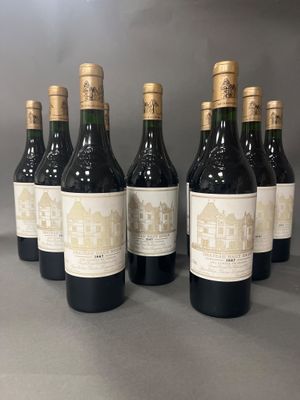 six bouteilles de vin sont alignées sur une table