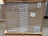 beaucoup de cartons qui traînent par terre dans l'entrepôt