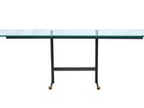 une table en verre avec des pieds en métal et un plateau en verre