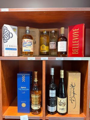 des bouteilles de vin et d'alcool sont rangées sur une étagère dans un placard