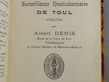 un livre ouvert sur lequel figure une femme