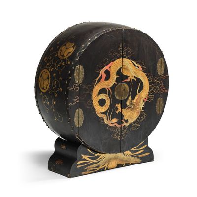 une armoire noire et dorée ornée d'un dragon